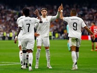 Los jugadores del Real Madrid celebran un gol.