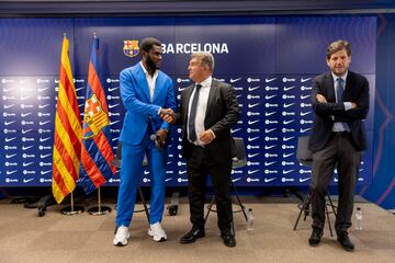 Franck Kessie, Joan Laporta y Mateu Alemany durante la presentación. 