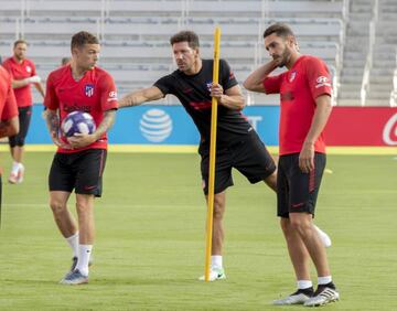 Oye, pibe, ven acá... Simeone and Trippier connect in training.