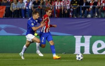 Albrighton y Griezmann en la jugada del penalti.