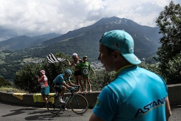 Los espectadores animan al estonio Tanel Kangert.