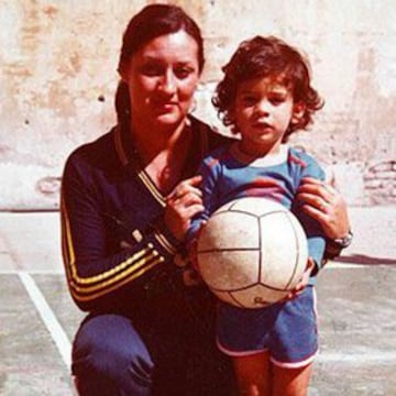 El mexicano Rafael Márquez en su infancia. Siempre con un balón.