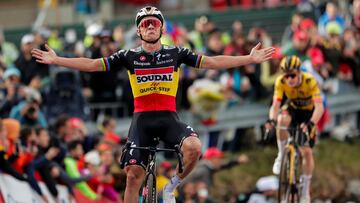 ARINSAL (ANDORRA), 28/08/2023.-El ciclista belga Remco Evenepoel (i), del Soudal Quick Step se impone vencedor de la tercera etapa de La Vuelta disputada entre Suria y Arinsal (Andorra), de 158,5 km de recorrido. Por detrás, el danés Jonas Vingegaard, del Jumbo Visma. EFE/ Manuel Bruque