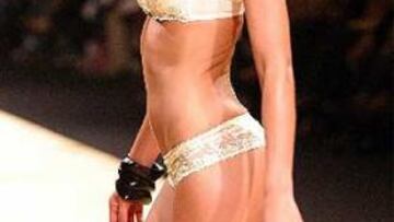 <b>LA MODELO Y EL TENISTA. </b>Los rumores sobre el idilio entre Kuerten y Cicarelli aumentaron con la presencia inesperada del ex número uno del mundo en una fiesta en Sao Paulo.