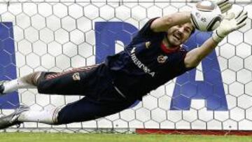 <b>GRAN ESTIRADA. </b>Casillas detiene el balón durante un entrenamiento de la Selección.