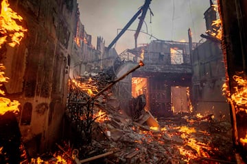 El incendio de Palisades quema una residencia en el vecindario de Pacific Palisades en Los ?ngeles.