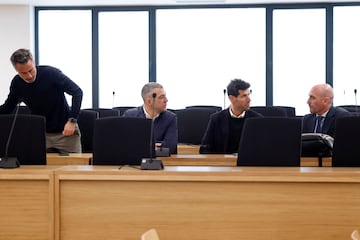 Jorge Vilda, Albert Luque, Rubn Rivera y Luis Rubiales sentados en la sede de la Audiencia Nacional en San Fernando de Henares, Madrid.