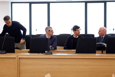 Jorge Vilda, Albert Luque, Rubén Rivera y Luis Rubiales sentados en la sede de la Audiencia Nacional en San Fernando de Henares, Madrid.