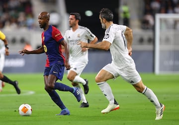 Eric Abidal y Fernando Sanz.