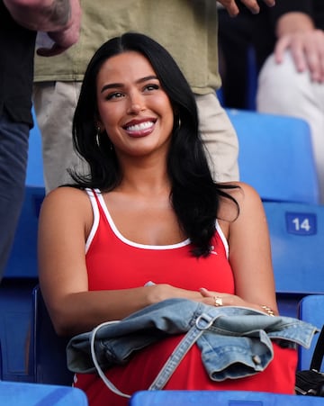La modelo e influencer nacida en Los ?ngeles, California, y actual pareja del centrocampista ingl¨¦s del Real Madrid, Jude Bellingham, estuvo junto con la madre del futbolista, Denise Bellingham, en las gradas del RCDE Stadium para disfrutar de la victoria de la selecci¨®n inglesa frente a Andorra.