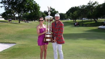 FORT WORTH, TEXAS - MAY 29: Sam Burns of the United States poses with the Leonard Trophy and wearing the Colonial Country Club plaid jacket with his wife Caroline after putting in to win on the 18th green during the first playoff hole during the final round of the Charles Schwab Challenge at Colonial Country Club on May 29, 2022 in Fort Worth, Texas. (Photo by Tom Pennington/Getty Images)