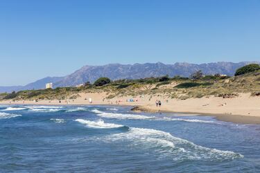 La playa de Artola-Cabopino se encuentra en el municipio de Marbella y es una de las mejores playas naturales que se puede encontrar en la Costa del Sol. Cuenta con una superficie de 1200 m ubicada dentro del paraje natural Dunas de Artola, declarado en el año 2001 como Monumento Natural. Esta playa es apta para todos los públicos, ya que cuenta con zonas más familiares y también cuenta con tramos destinados a la práctica del nudismo para los aficionados a esta práctica.