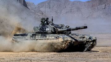 A military tank takes part in a military exercise in Isfahan, Iran, in this handout image obtained on September 8, 2022. Iranian Army/WANA (West Asia News Agency)/Handout via REUTERS ATTENTION EDITORS - THIS IMAGE HAS BEEN SUPPLIED BY A THIRD PARTY.