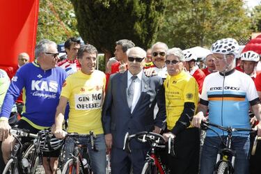 Bernardo Ruiz, el decano de nuestros mayores, cortó la tarta