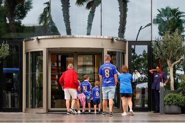 Los de Corberán entrenan en Paterna; los de Paunovic, en el hotel