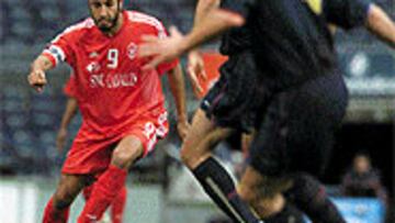 <b>GRAN PROTAGONISTA.</b> Gaddafi y su equipo llevaron a 15.000 espectadores al Camp Nou.