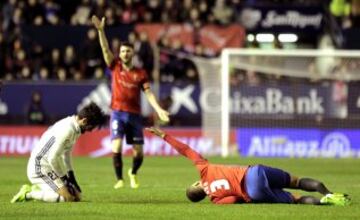  El jugador de Osasuna Tano  se lesiona ante Isco , del Real Madrid, durante el partido de Liga en Primera División