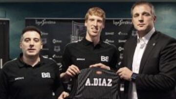 Alberto Díaz (centro), posa junto a su nuevo entrenador, Rafa Pueyo (izquierda) y el presidente, Predrag Savovic.