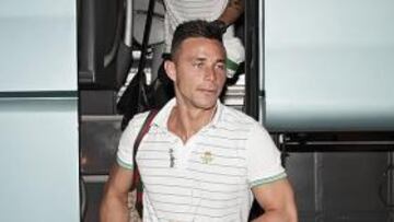 <b>CON GANAS. </b>Rub¨¦n Castro, el gran peligro ofensivo del Betis, ayer antes de viajar a Pamplona.