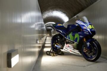 Sesi¨®n de fotos de la Yamaha YZR-M1s de Jorge Lorenzo y Valentino Rossi en Punta Helbronner con el Mont Blanc (4,810 m) de fondo.