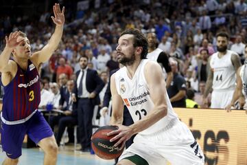 Sergio Llull, tras recibir el balón de Rudy Fernández, pasa la pelota a Jaycee Carroll que se encuentra al otro lado de la cancha.