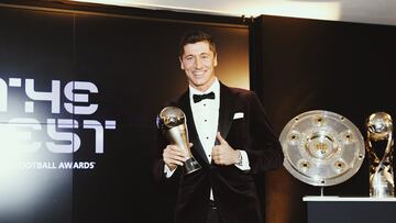 El delantero Robert Lewandowski rechazó un jugoso contrato de renovación con Bayern para jugar en Barcelona, pero su lado empresario lo puede sacar adelante