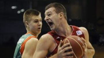 El pívot serbio del Cai Zaragoza Stevan Jelovac (d) con el balón ante el alero lituano del Sevilla Kristaps Porzingis (i).