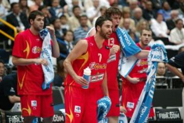 Navarro y Marc Gasol animan a su compañeros desde el banquillo.