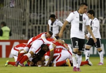 CH10. SANTIAGO DE CHILE (CHILE), 15/04/2015. Jugadores del equipo colombiano Santa Fe celebran la anotación de Omar Pérez contra el Colo Colo de Chile hoy, miércoles 15 de abril de 2015, en el partido correspondiente a la quinta jornada de la primera fase de la Copa Libertadores en el Estadio Monumental en Santiago de Chile (Chile). EFE/Felipe Trueba