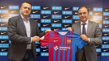El nuevo entrenador del Barcelona de f&uacute;tbol sala Jes&uacute;s Velasco y el directivo Aureli Mas posan con la camiseta del Bar&ccedil;a durante el acto de presentaci&oacute;n del t&eacute;cnico.