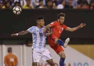 DAV129. EAST RUTHERFORD, (NJ, EE.UU.), 26/06/2016.- Jose Fuenzalida de Chile (d) de Chile disputa el balón conMarcos Rojo (i) de Argentina hoy, Domingo 26 de junio de 2016, en el partido final de la Copa América Centenario, entre las selecciones de Argentina y Chile, en el estadio MetLife de East Rutherford, Nueva Jersey (EE.UU.). EFE/David Fernández