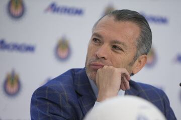 Higuera ha sido la mano derecha de Vergara en los últimos tiempos, por lo que podría ser tan responsable de la situación que vive Chivas. Gran parte de los errores marcados en la lista, cuentan con la participación de Higuera, quien es para más de un aficionado del club rojiblanco, el verdadero problema de la institución.