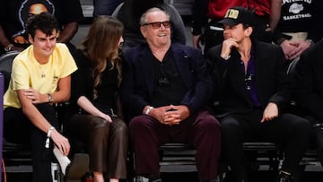 Los Angeles (United States), 29/04/2023.- US actor Jack Nicholson (C) attends game 6 of the NBA Western Conference first round playoff series between the Memphis Grizzlies and the Los Angeles Lakers at Crypto.com Arena in Los Angeles, California, USA, 28 April 2023. (Baloncesto, Estados Unidos) EFE/EPA/CAROLINE BREHMAN SHUTTERSTOCK OUT
