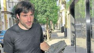 <b>ATADO. </b>Mariano Pavone, ayer entrando en las oficinas de Manuel Ruiz de Lopera.