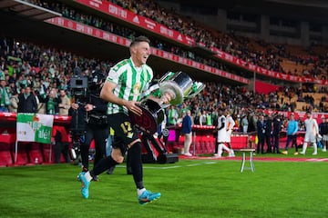 23 de abril de 2022. Final de infarto la que se disputó en el sevillano estadio de La Cartuja. Betis y Valencia llegaron empate a 1 al minuto 120 y comenzó la tanda de penaltis en la que no fallaron los jugadores verdiblanos y llevaron su tercera Copa a las vitrinas del Villamarín. Joaquín, como capitán, fue el encargado del ser el primero que alzaba el trofeo copero.