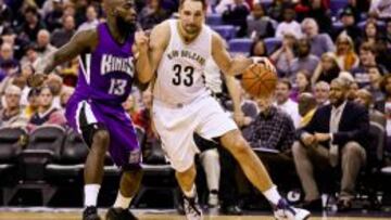 Ryan Anderson ante Quincy Acy.