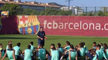 El Tata Martino conversa con sus jugadores en el entrenamiento de ayer.