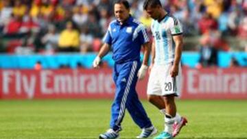 Agüero se retira lesionado.