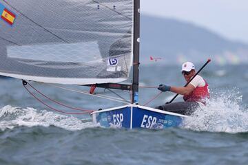 El regatista menorquín se colgó el bronce en los Juegos de Tokio en la clase Finn con 23 a?os, una modalidad que desaparece en París 2024 por lo que intentará competir en Laser. El de Mahón llegó avalado por su subcampeonato mundial y su gran amor al mar. Con sólo unos meses de vida, ya estaba en un velero.