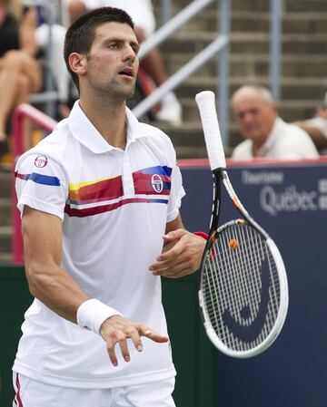 Novak Djokovic tira la raqueta en un partido de la Copa Davis de 2011.