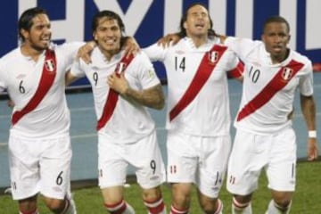 Paolo Guerrero (9) y Jefferson Farfán (10), suman 7 goles oficiales en el año con Perú.