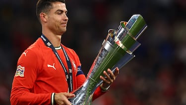 Munich (Germany), 09/06/2025.- Cristiano Ronaldo of Portugal looks at the trophy after the UEFA Nations League final match between Portugal and Spain in Munich, Germany, 08 June 2025. (Alemania, Espa?a) EFE/EPA/ANNA SZILAGYI