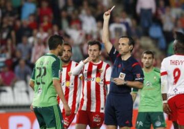 El árbitró José Antonio Teixeira Vitienes mostró la cartulina roja Cabral.
