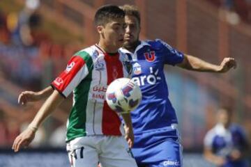 Maxi Rodr&iacute;guez y Esteban Carvajal disputan un bal&oacute;n.