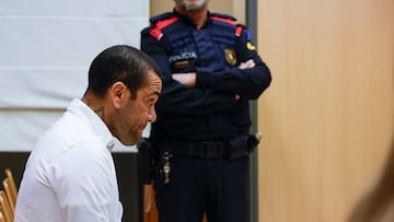 BARCELONA, 20/03/2024.- Fotografía de archivo (05/02/2024), del exjugador del FC Barcelona Dani Alves, al que la Audiencia de Barcelona ha acordado dejar en libertad provisional, bajo fianza de un millón de euros, mientras se resuelven los recursos contra la sentencia que le condenó a cuatro años y medio de cárcel por violar a una joven en una discoteca de Barcelona. EFE/ Alberto Estévez
