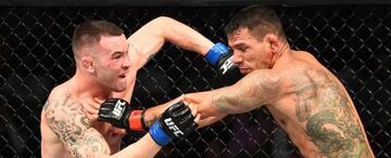 Colby Covington y Rafael Dos Anjos intercambian golpes durante su combate en el UFC 225.