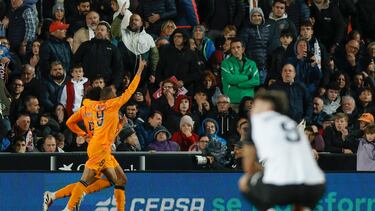 VALENCIA, 03/01/2024.- Los jugadores del Real Madrid, el inglés Jude Bellingham (i) y el francés Kylian Mbappé, celebran el segundo gol del equipo madridista durante el encuentro correspondiente a la jornada 12 de Laliga EA Sports que han disputado hoy viernes Valencia y Real Madrid en el estadio de Mestalla, en Valencia. EFE / Biel Aliño.