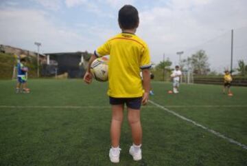 El colombiano comenzó su carrera deportiva en la localidad de Ibagué. Allí es idolatrado entre otras cosas gracias a la escuela de fútbol de su Fundación 'Colombia Somos Todos'.