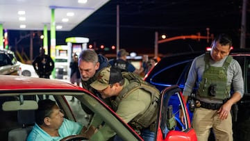 Oficiales del Servicio de Inmigración y Control de Aduanas de Estados Unidos (ICE) detienen a un hombre.