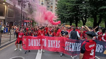La afición del Mirandés dejó su huella por tierras ovetenses.